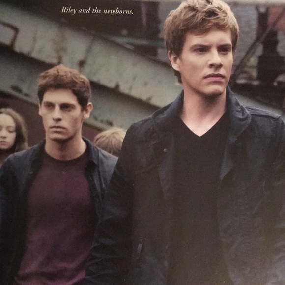 THE TWILIGHT SAGA eclipse Official Movie Companion Book - Picture 5 of 8